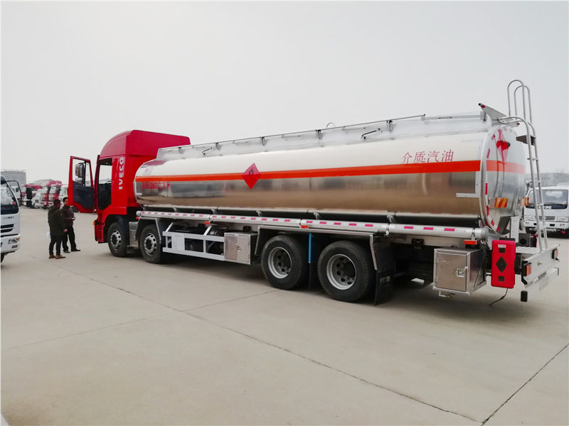 上汽紅巖29.7方前四后八鋁合金運油車，20噸運油車